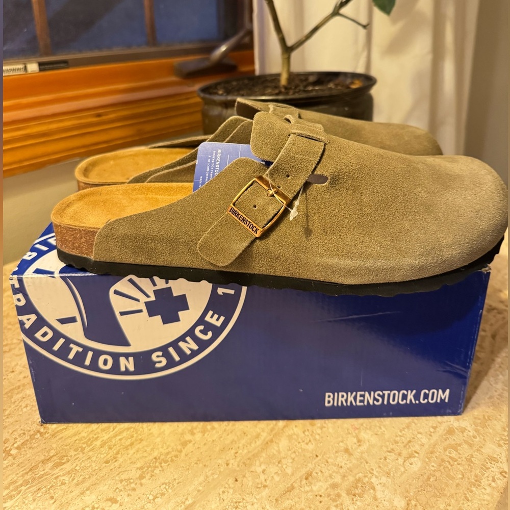 *** SOLD *** DO NOT PURCHASE! New in Box Men’s Birkenstock Suede Clogs